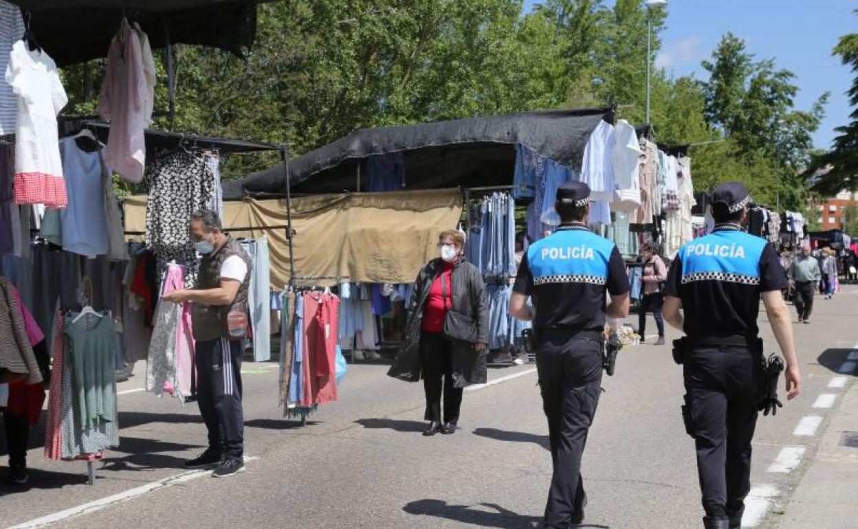 La Policía Local patrulla por el mercadillo del Paseo de la Julia. 