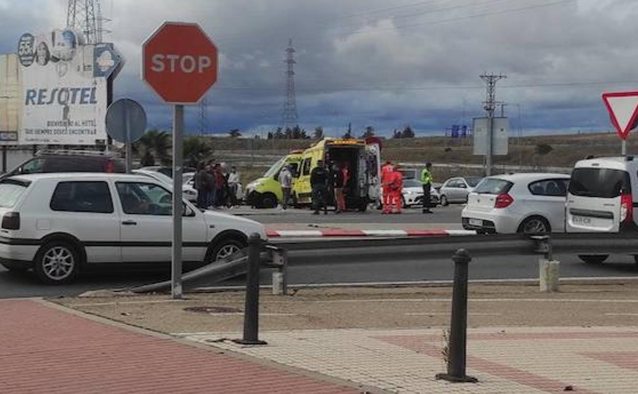 Una ambulancia atiende al aficionado herido en la pelea entre hinchadas en las cercanías del Helmántico. 