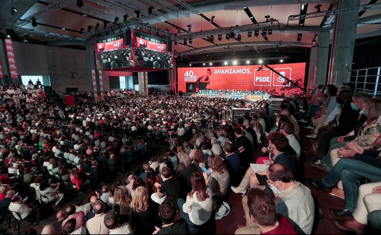 Asistentes a la primera jornada del 40 Congreso Federal del PSOE, que se celebra en Valencia.