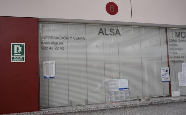 La ventanilla de atención al público de ALSA permanece cerrada desde el 14 de marzo de 2020. 