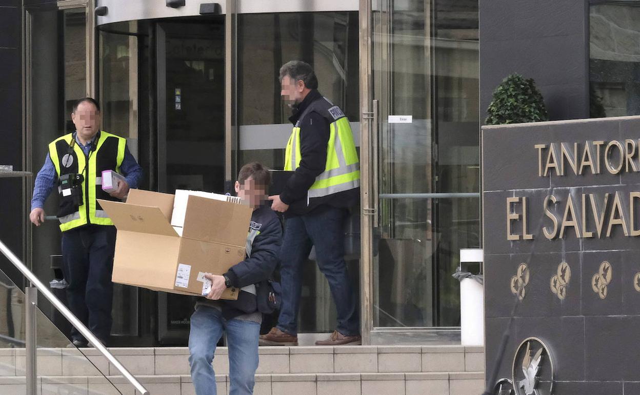 La policía judicial tras el registro en el tanatorio de Morchón en 2019. 