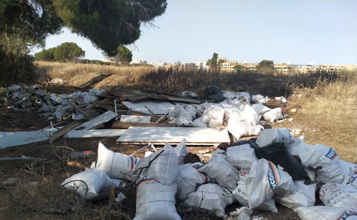 Sacos de escombros depositados en una parcela cerca del barrio de Pinar de Jalón.