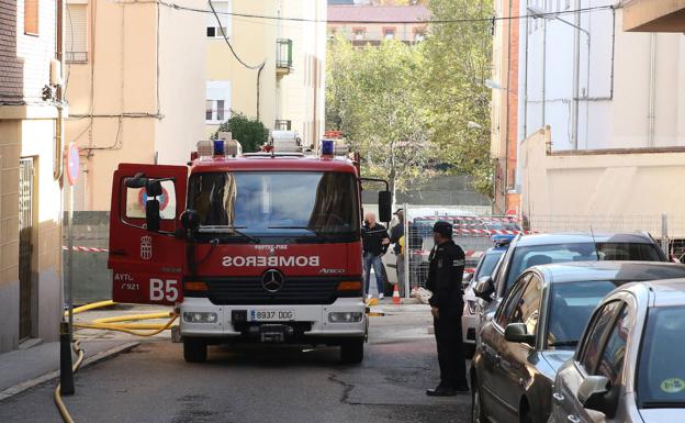 Camión de bomberos en la calle Agapito Marazuela en la intervención por la fuga de gas. 