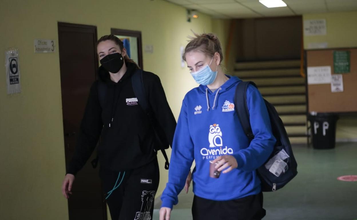 Katie Lou Samuelson, junto a su hermana Karlie en Würzburg esta mañana. 