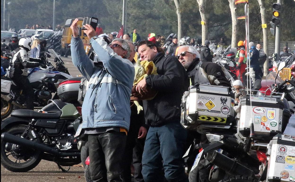 Moteros en su llegada a Cantalejo en una edición anterior de La Leyenda Continua. 