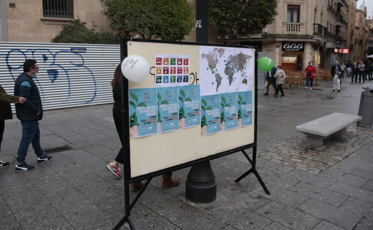 Durante todo el día, carteles colocados en la plaza de los Bandos recordaban la celebración del Día Internacional contra la Pobreza. 