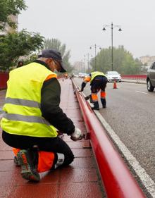 Imagen secundaria 2 - Trabajos en el puente Adolfo Suárez este lunes por la mañana.