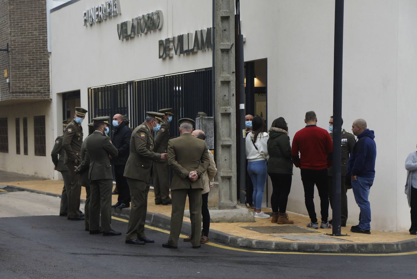 Mandos militares y compañeros, familiares y vecinos de Andrés Martín, a las puertas del velatorio San Millán de Villamuriel. 