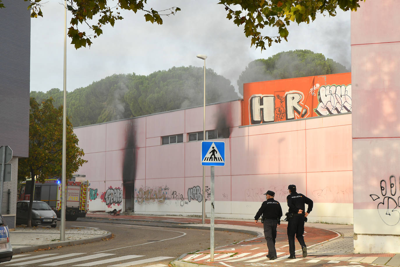 Fotos: Seis dotaciones de bomberos intervienen para sofocar un incendio en Valladolid