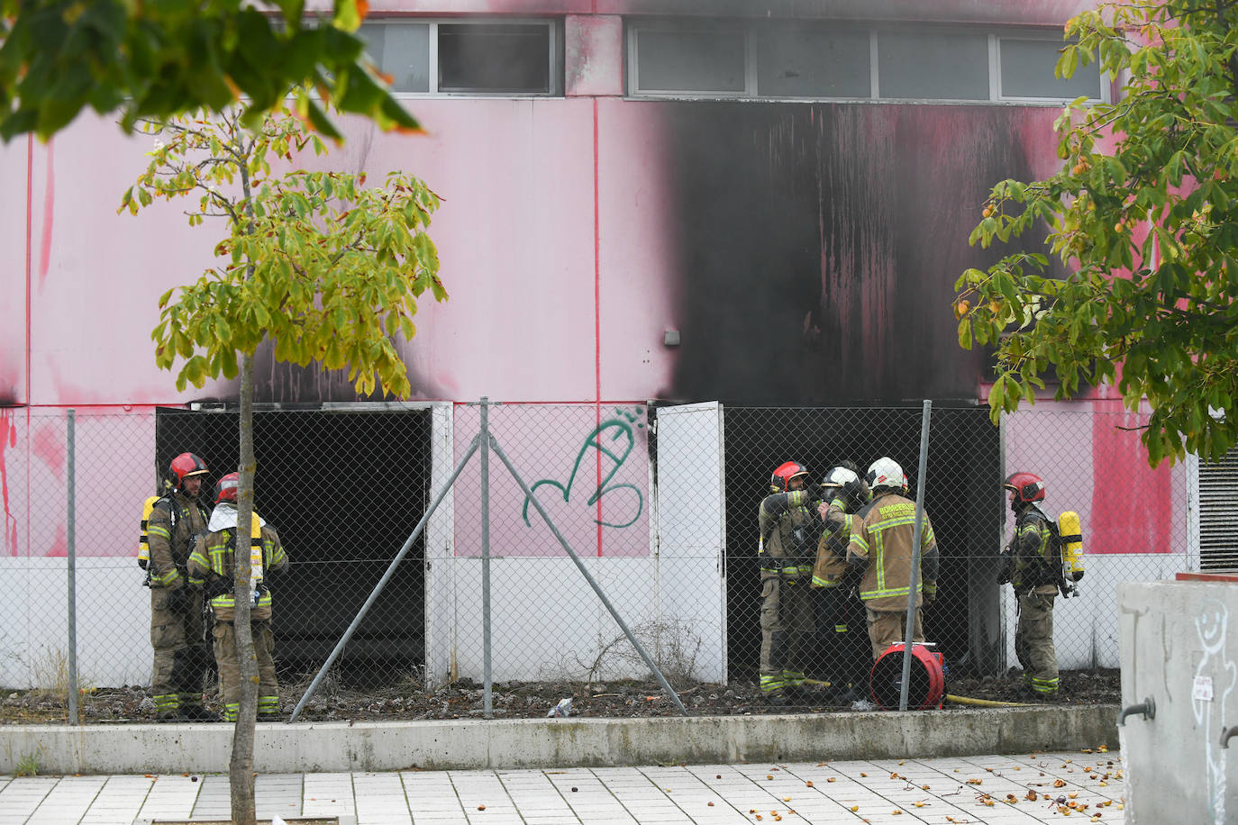 Fotos: Seis dotaciones de bomberos intervienen para sofocar un incendio en Valladolid