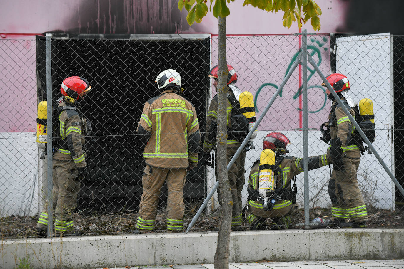 Fotos: Seis dotaciones de bomberos intervienen para sofocar un incendio en Valladolid