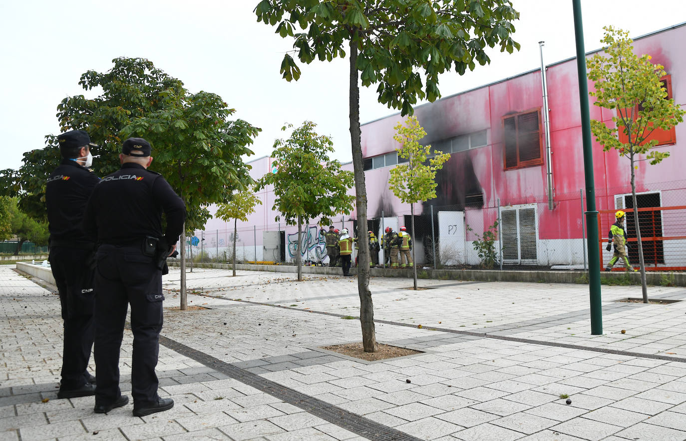 Fotos: Seis dotaciones de bomberos intervienen para sofocar un incendio en Valladolid