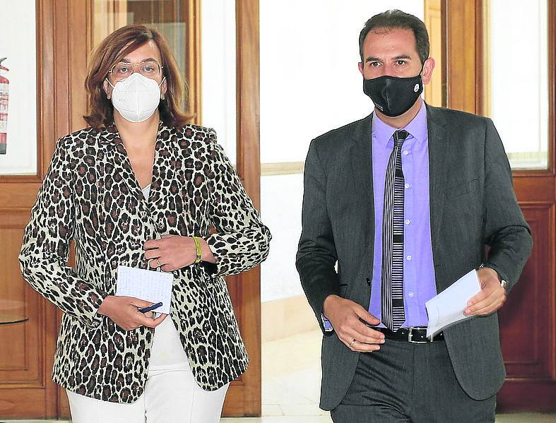 Mario Simón y Ángeles Armisén comparecen para hablar sobre el conflicto de la calle Jardines en diciembre de 2020. 