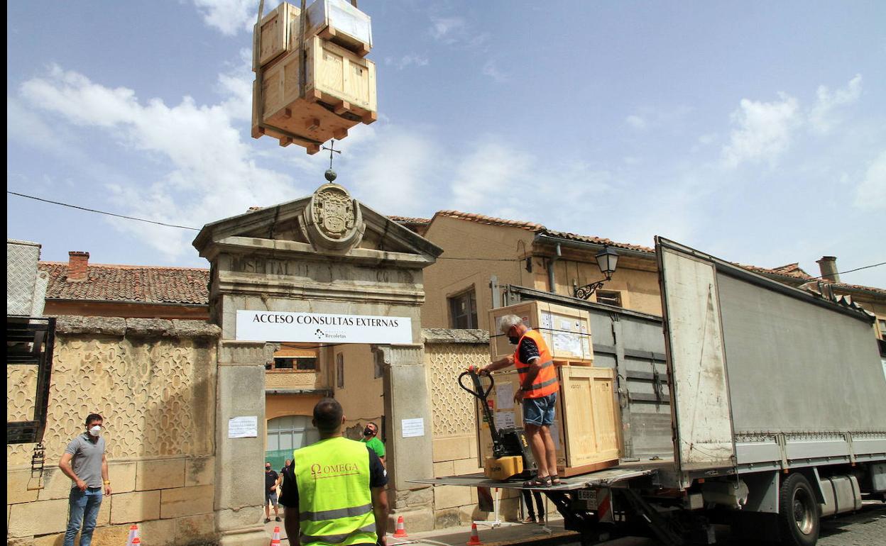 Labores de descarga del acelerador lineal en el hospital de La Misericordia, este pasado agosto. 