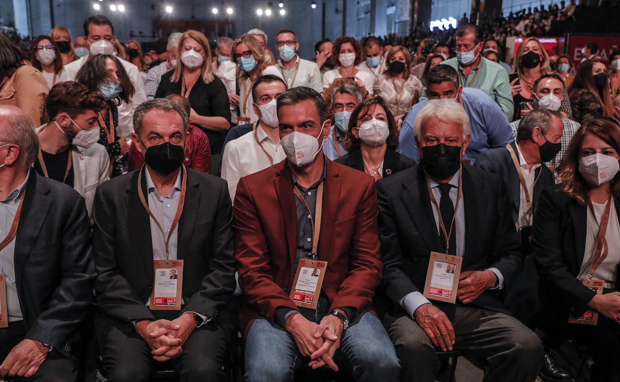 Pedro Sánchez, entre Rodríguez Zapatero y Felipe Gonález, en el 40 congreso del PSOE.