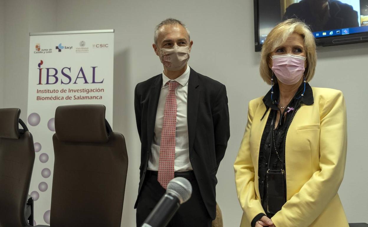 La consejera de Sanidad, Verónica Casado, preside la primera reunión de FIBSAL. En la foto, junto al rector de la USAL Ricardo Rivero. 