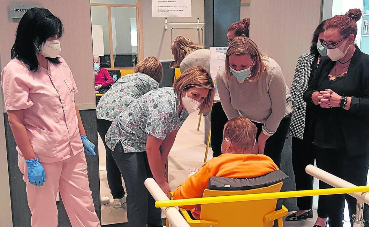 Visita de la consejera de Familia e Igualdad de Oportunidades, Isabel Blanco a la Residencia Mixta. 