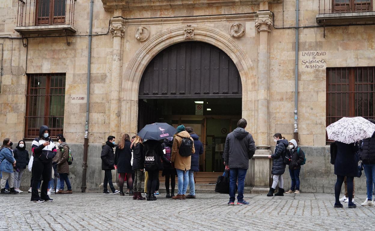 Varios estudiantes a la puerta del Aulario de la USAL. 