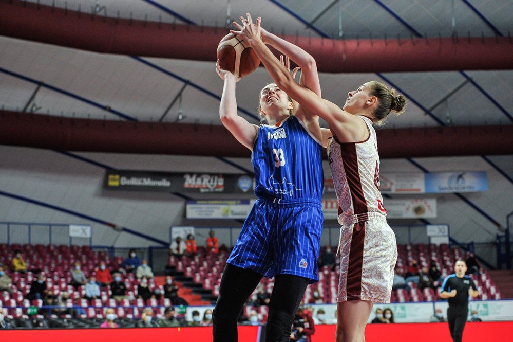 Katie Lou Samuelson, del CB Avenida, anota ante una rival del Reyer Venezia. 