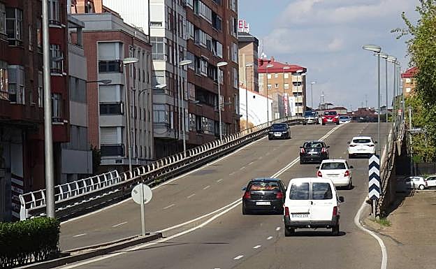 Los coches circulan con normalidad por el viaducto de Arco de Ladrillo. 