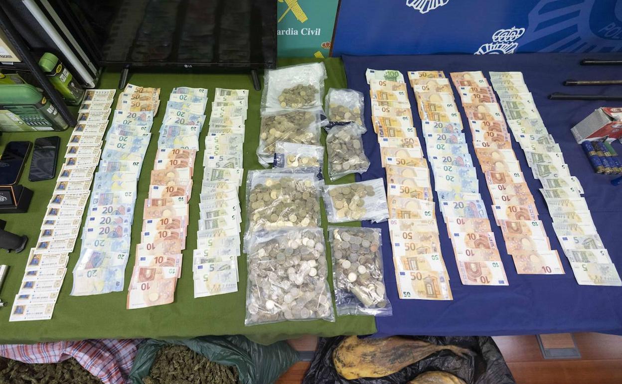 Material incautado a la 'banda del BMW'.