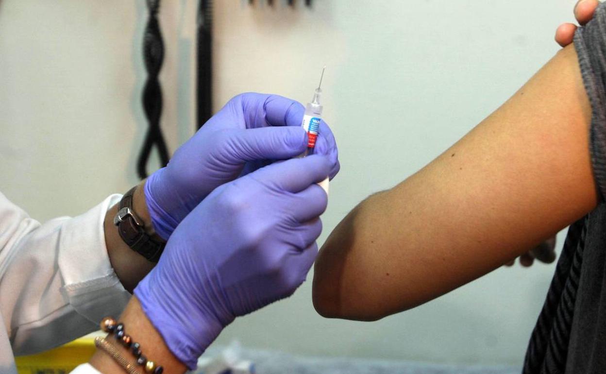 Una sanitaria prepara una dosis de la vacuna contra la gripe, en una campaña anterior.