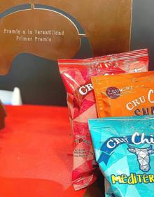 Imagen secundaria 2 - Arriba, Jorge Llorente y Alfonso Jiménez de Cascajares. Abajo el pisto ecológico y los chips de cecina de Cecinas Pablo premiados. 