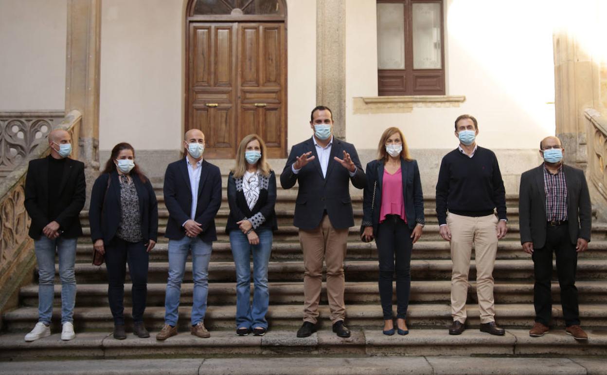 El diputado de Cultura, David Mingo (centro), junto a representantes de los ayuntamientos implicados. 