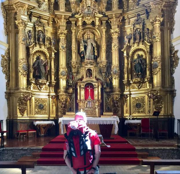 Peregrino en la iglesia de Belorado. 