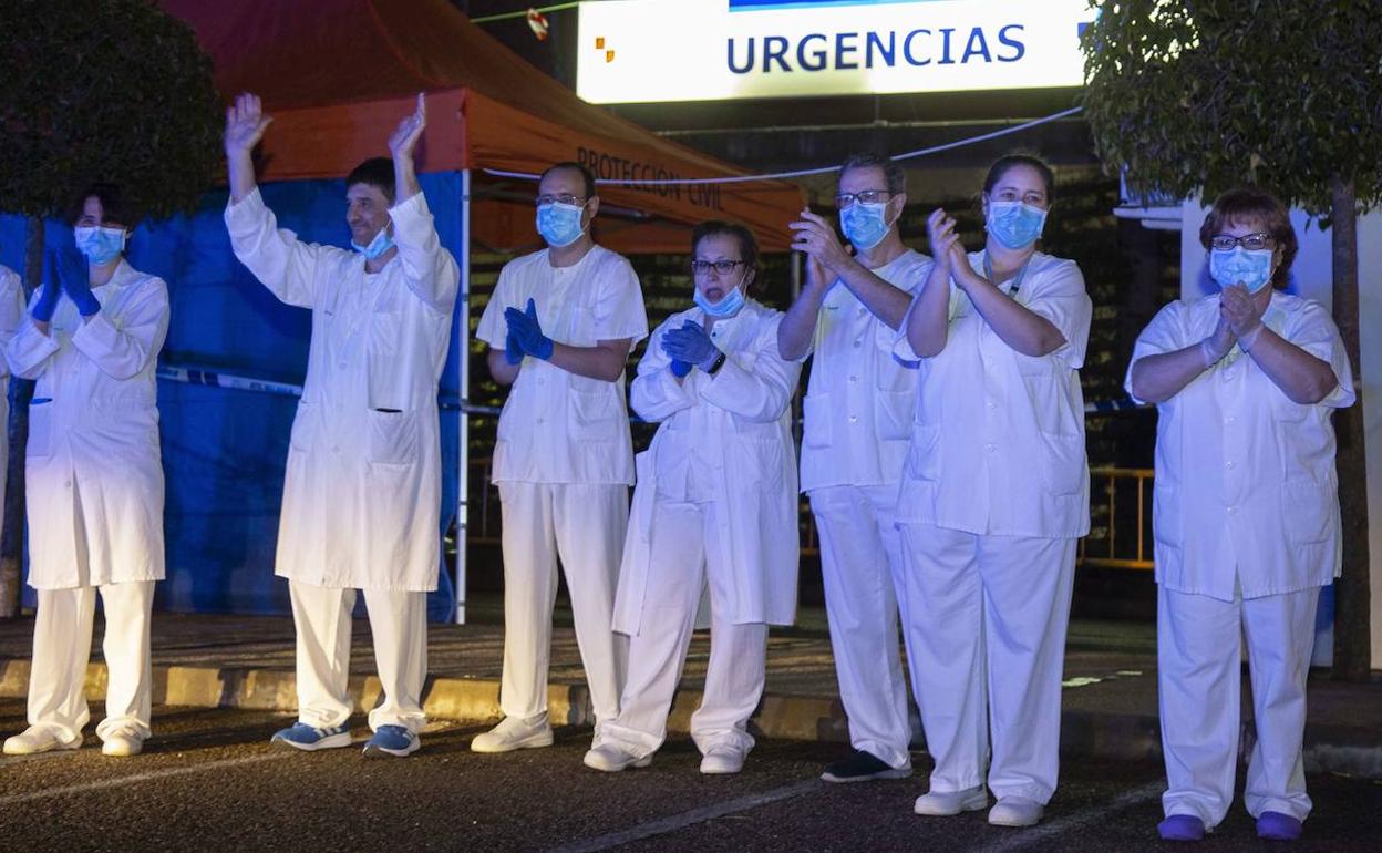 Policía Municipal, Nacional Guardia Civil, Bomberos se reunieron en abril del pasado año para aplaudir a los sanitarios del hospital Río Hortega de Valladolid.