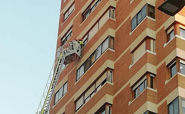 Los Bomberos acceden con la escala a la vivienda del fallecido. 
