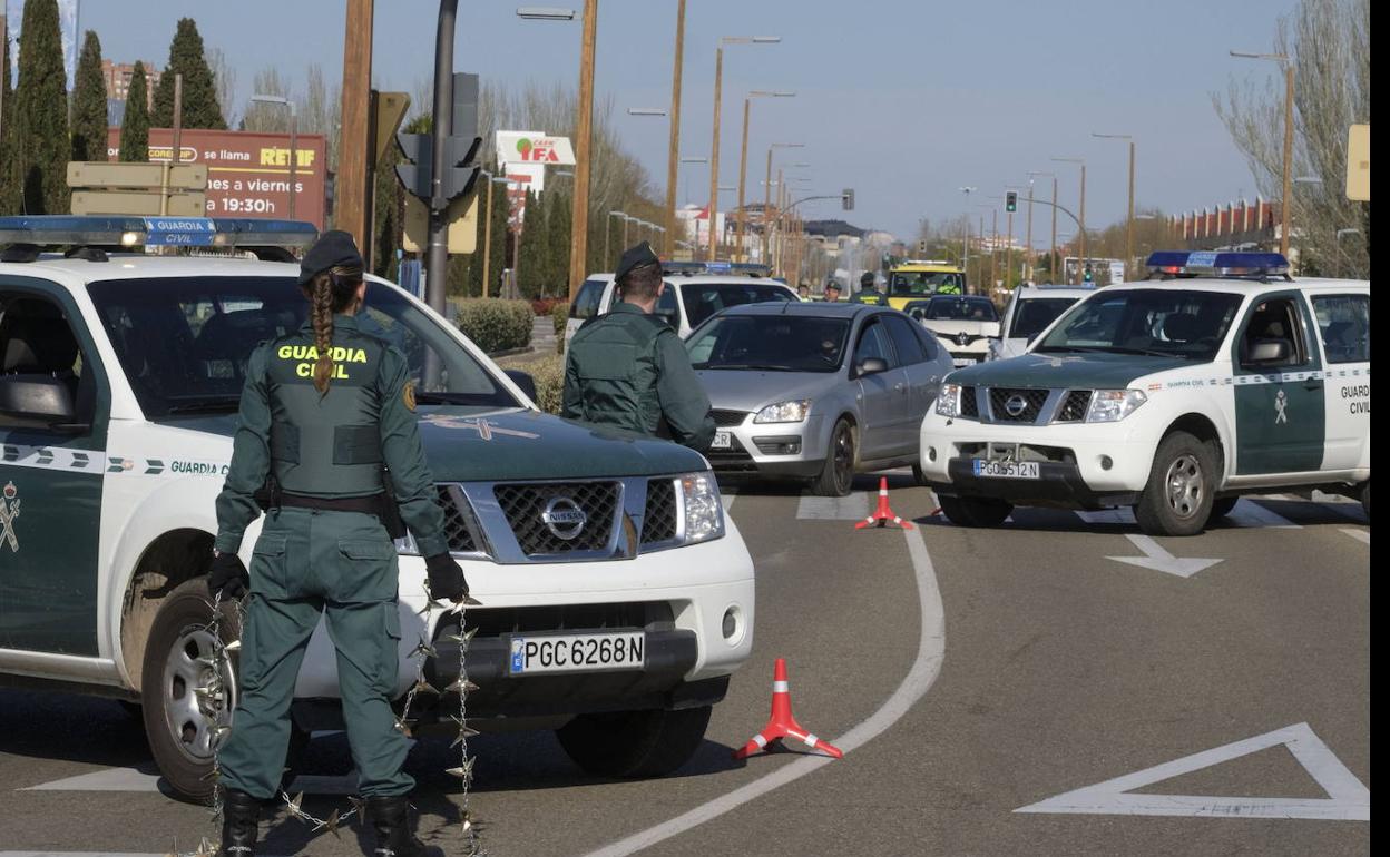 Control de la Guardia Civil en Valladolid en marzo de 2020 para hacer cumplir el confinamiento.