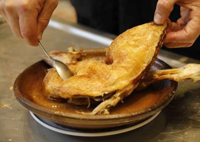 Imagen secundaria 1 - Arriba, visita en Bodegas Protos de Peñafie. Abajo lechazo asado y turistas en el claustro del Monasterio de Santa María de Valbuena. 