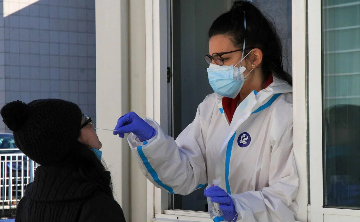 Una sanitaria realiza una PCR en las casetas del Hospital de Segovia durante la pademia. 