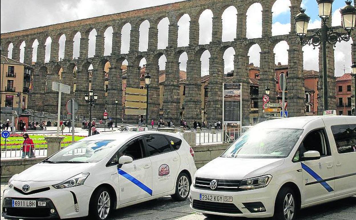 Taxis estacionados en la parada de la plaza Oriental. 