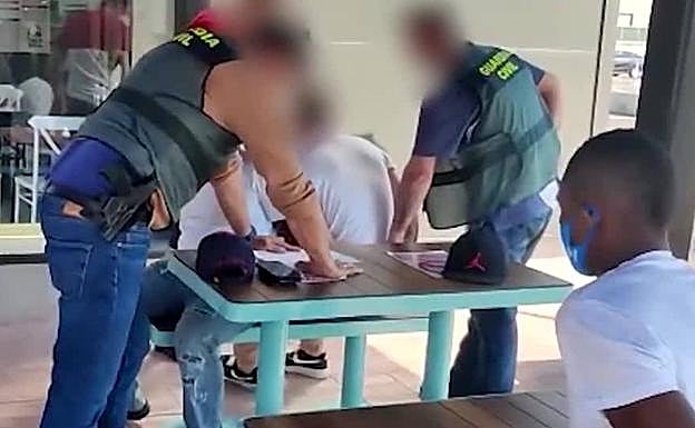 Dos agentes, en el momento de las detenciones, llevadas a cabo en Salamanca.