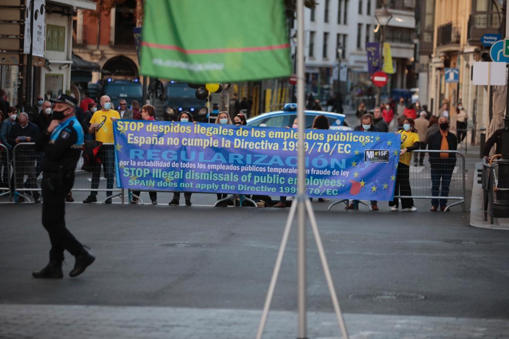 Una manifestación protesta en los aledaños del Teatro Calderón por los despidos ilegales.