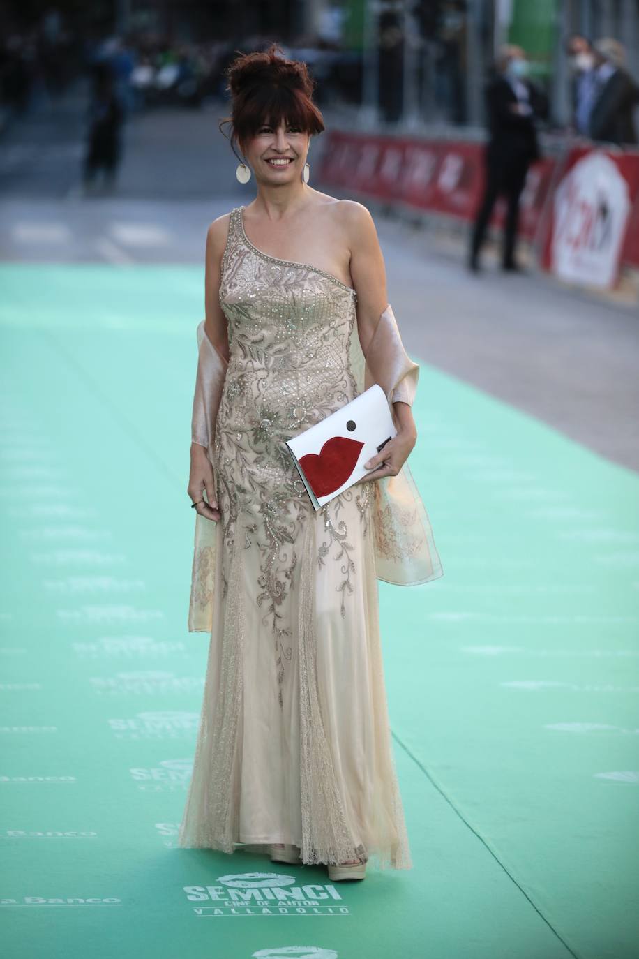 La concejala de Cultura, Ana Redondo, con un vestido de Natacha Arranz, a su llegada a la alfombra.