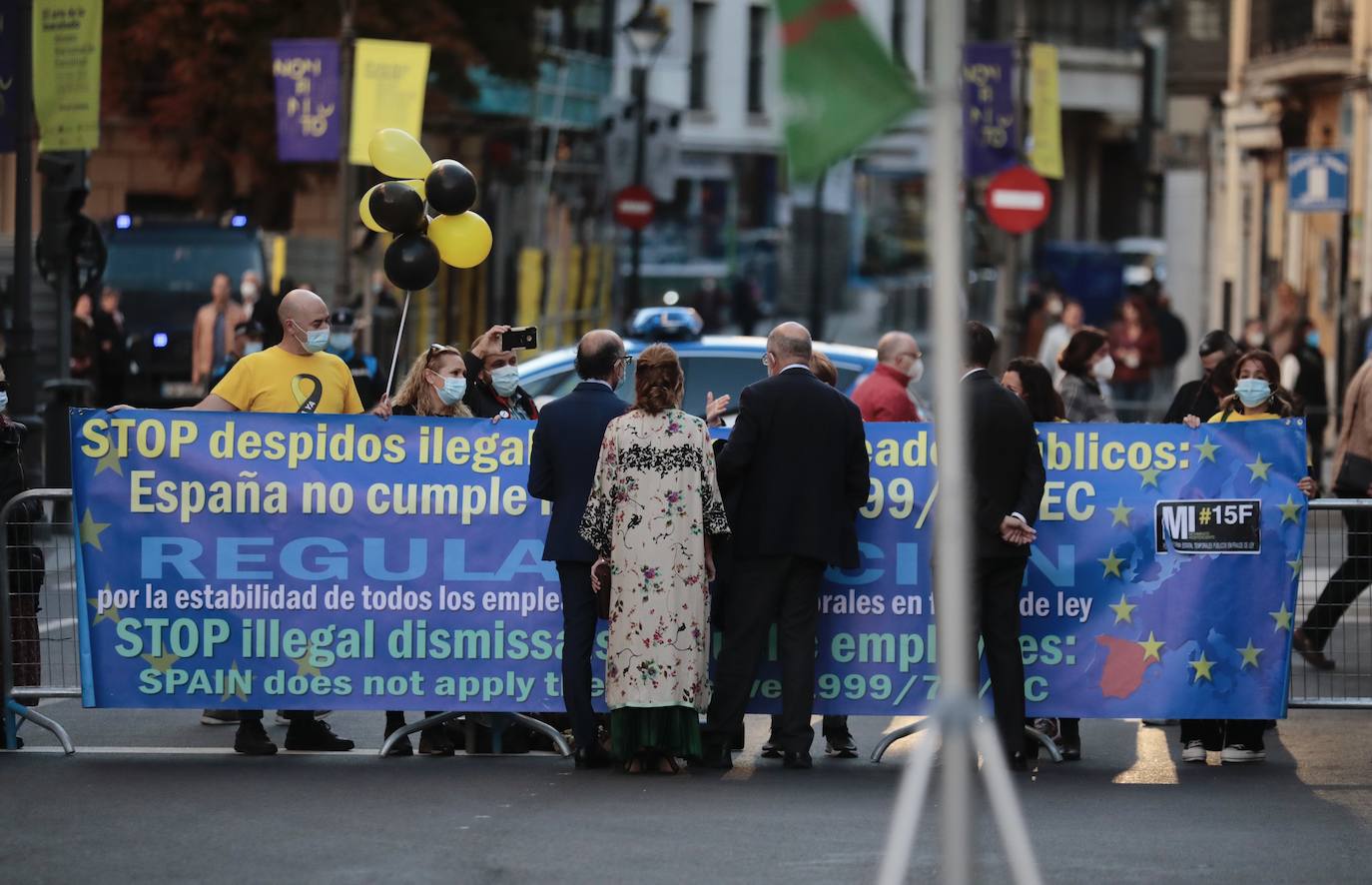 Unos manifestantes se reúnen en las inmediaciones del teatro Calderón.