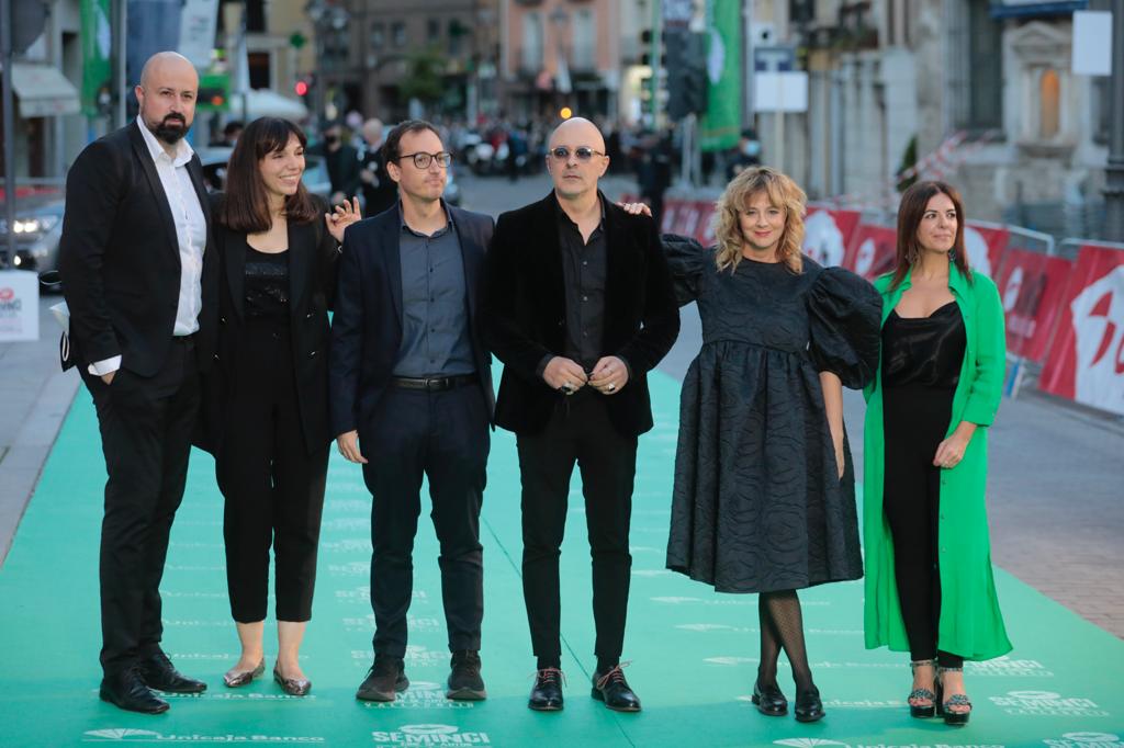 El equipo de 'Josefina', con Emma Suárez, Roberto Álamo, junto con el director Javier Marco y la guionista de la película, Belén Sánchez Arévalo.