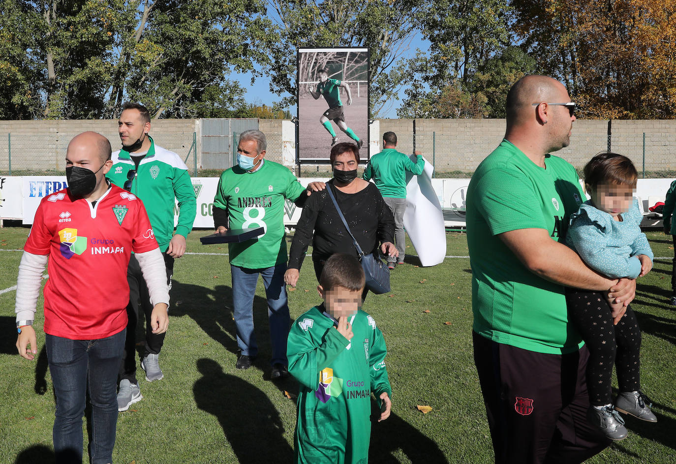 El partido ante el Villarcayo se detuvo en el minuto 8, dorsal del fallecido, en su memoria.