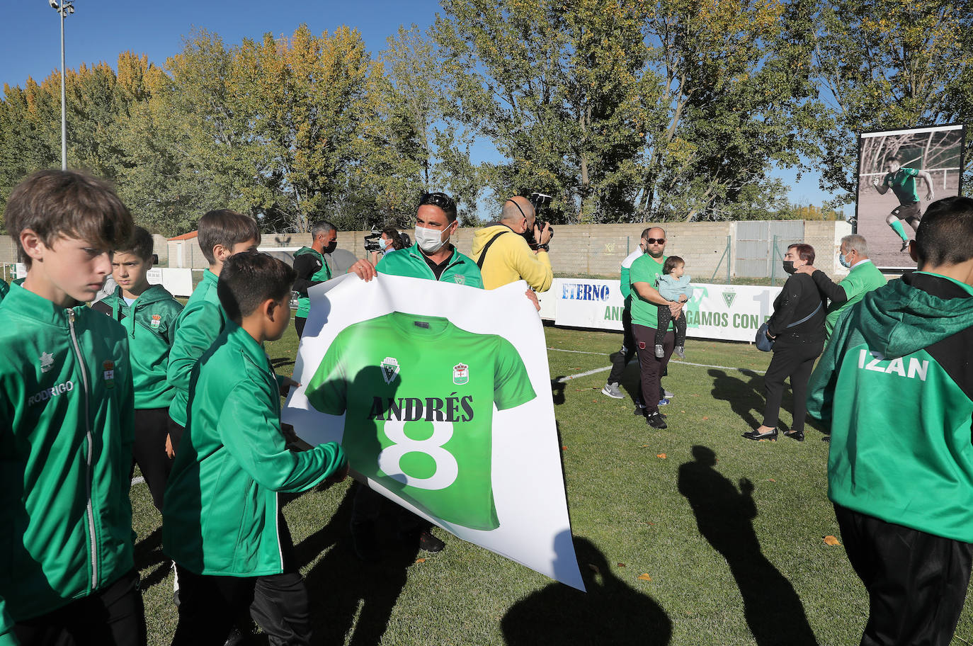 El partido ante el Villarcayo se detuvo en el minuto 8, dorsal del fallecido, en su memoria.