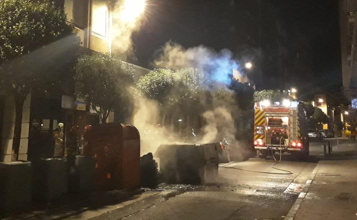 Uno de los contenedores quemados anoche en Valladolid.