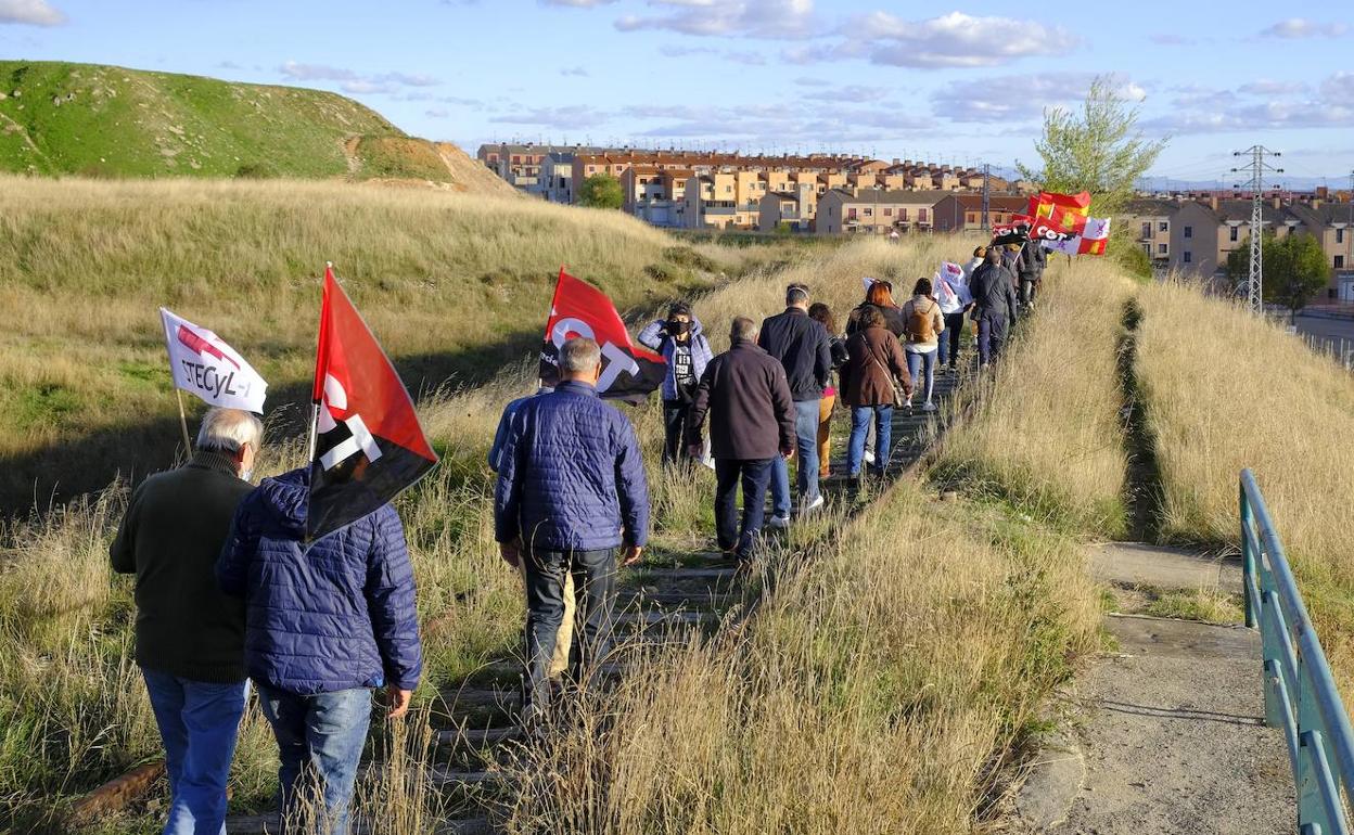 Los manifestantes marchan por la antígau vía de la Vía de la Plata, ahora cerrada.