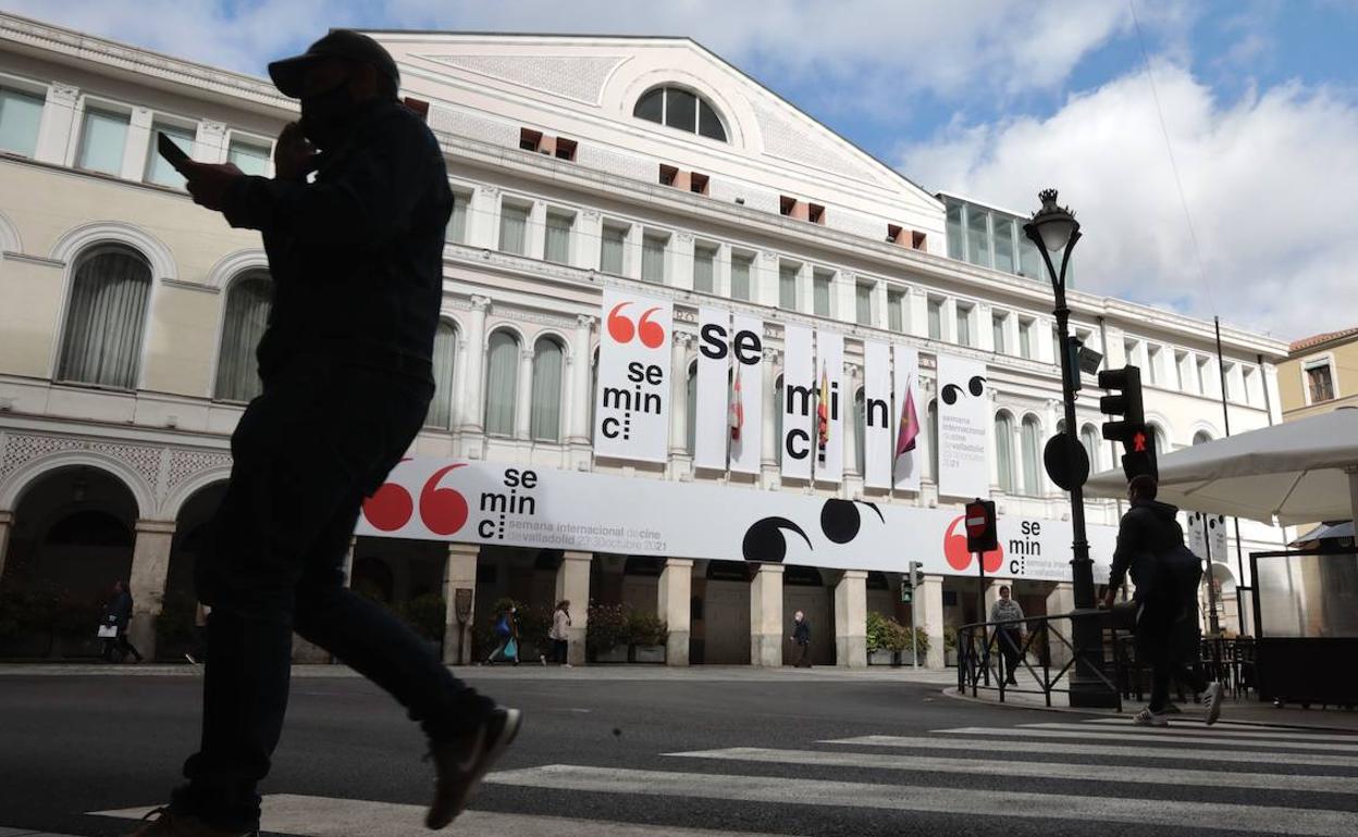 La fachada del Calderón luce los carteles de la Seminci en los días previos a la inauguración.