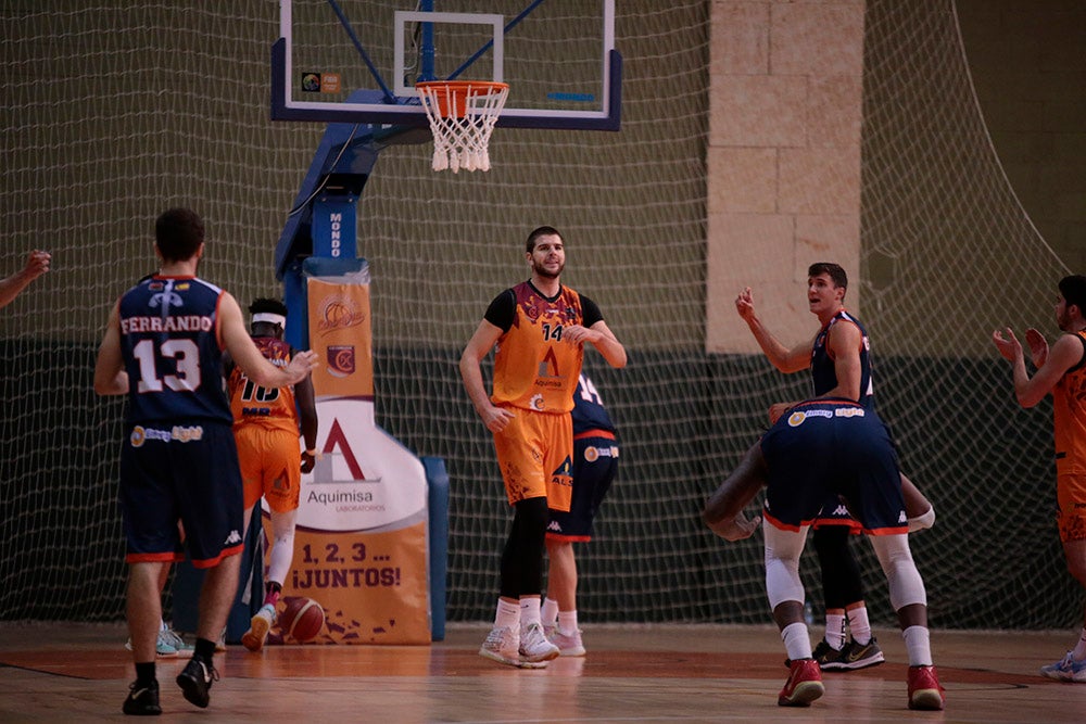 Festival desde el triple de Aquimisa para sumar su primer triunfo liguero ante un descendido de LEB Oro (91-75)