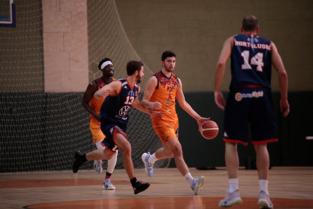 Festival desde el triple de Aquimisa para sumar su primer triunfo liguero ante un descendido de LEB Oro (91-75)