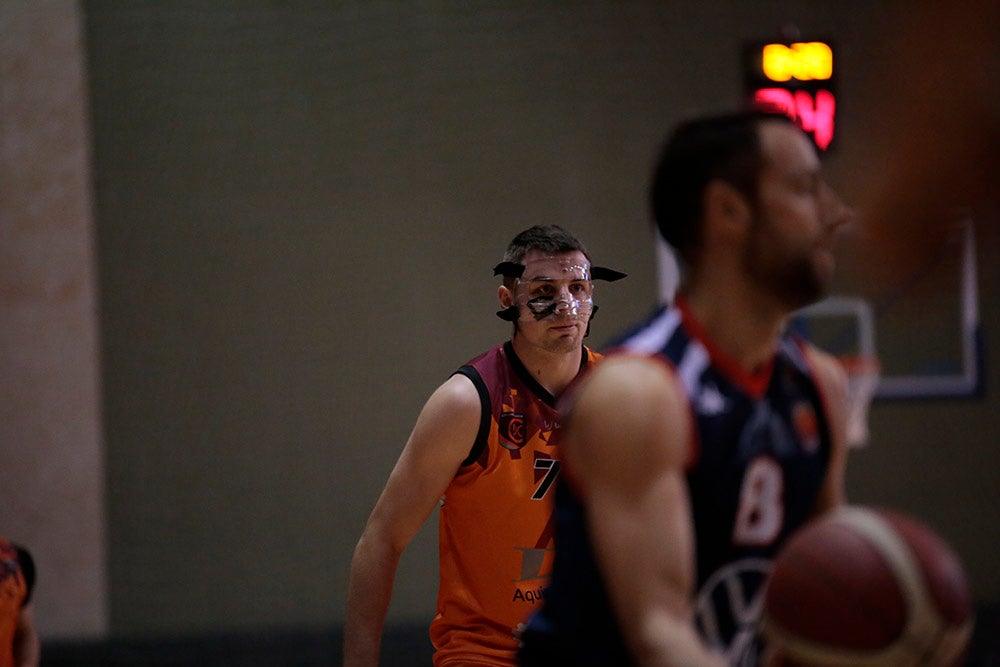 Festival desde el triple de Aquimisa para sumar su primer triunfo liguero ante un descendido de LEB Oro (91-75)