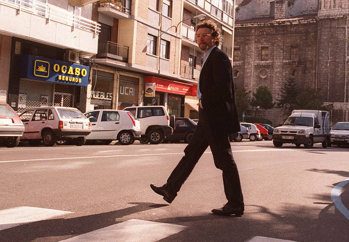 2000. El director de la película 'El pueblo está tranquilo', fotografiado en la Plaza de la Libertad.