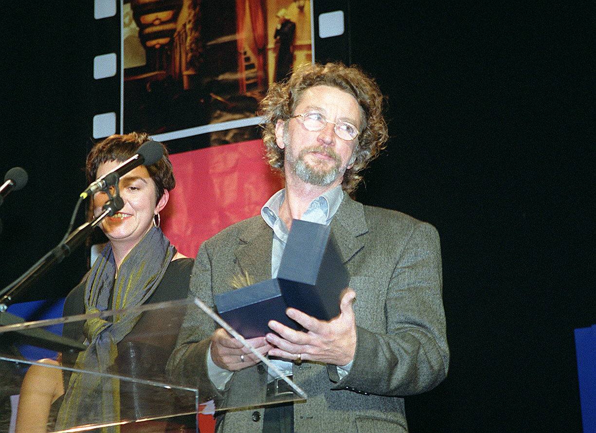 2000. El director recibe la Espiga de Oro del festival por su película 'El pueblo está tranquilo'.